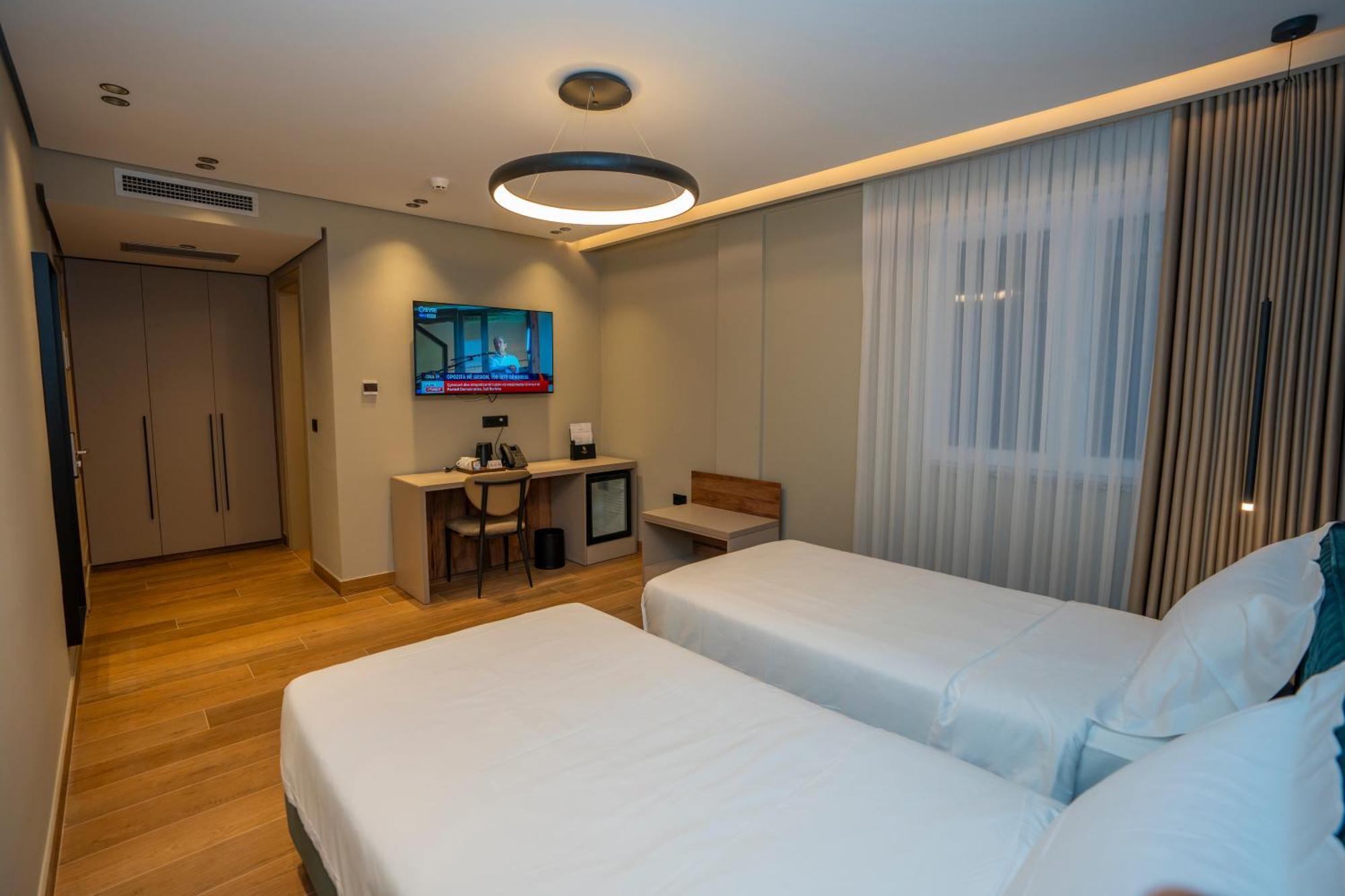 Hotel Mozart Shkoder Ngoại thất bức ảnh